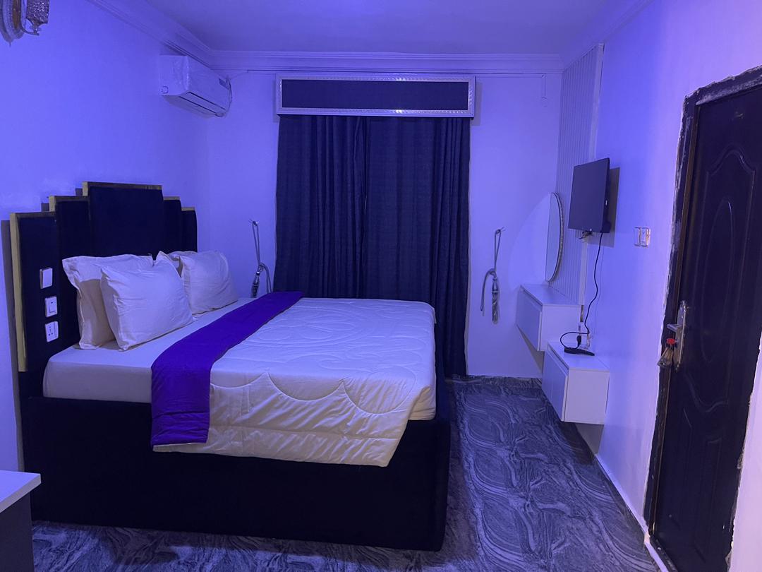 Phil Breeze hotel room